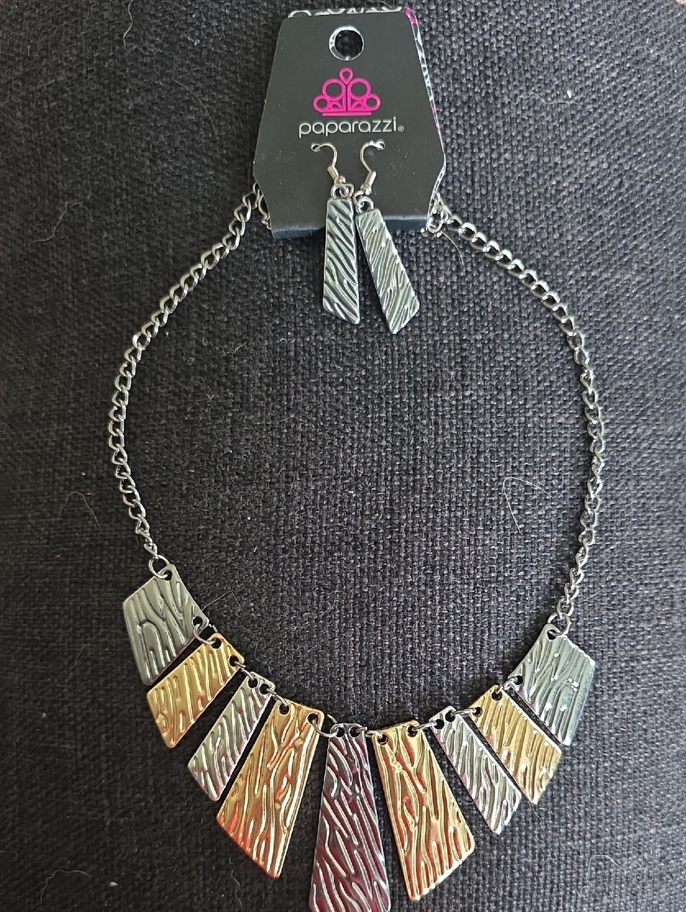 paparazzi Iridescent Gold-Green-Red Textured Fan Necklace